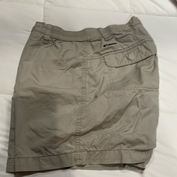 Columbia Women’s Shorts - Picture 2 of 7